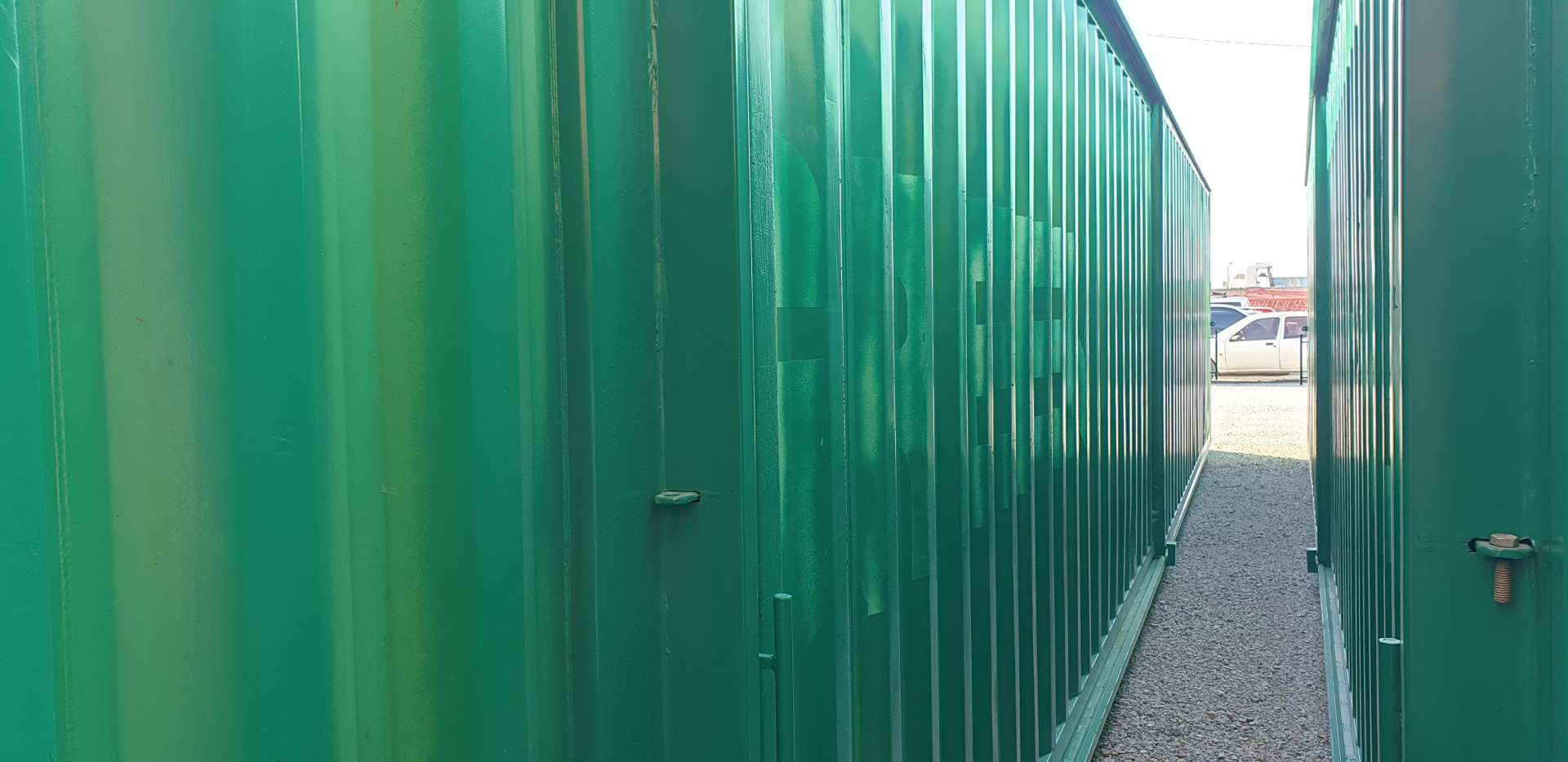2 εξάμετρες επάλληλες πόρτες φτιαγμένες σε 45ft container