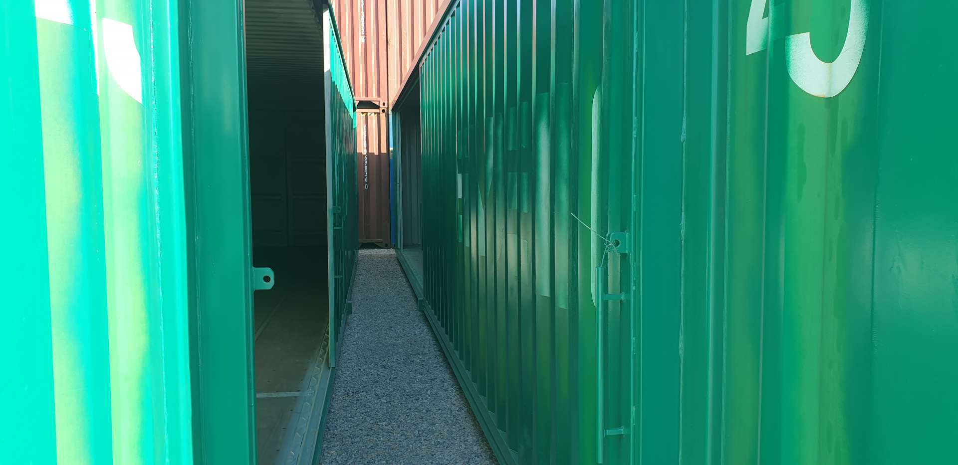 2 εξάμετρες επάλληλες πόρτες φτιαγμένες σε 45ft container