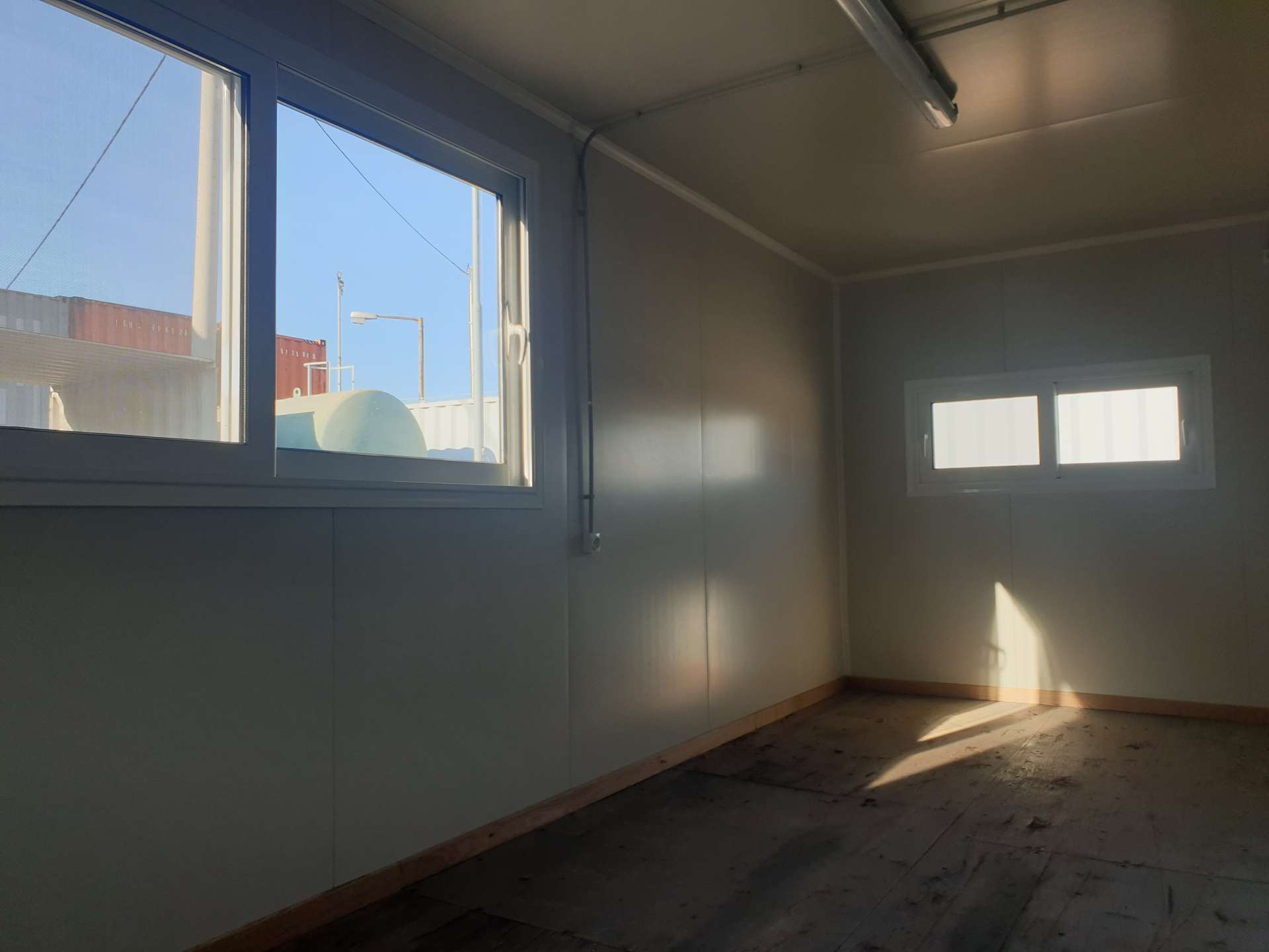 Γραφείο με 2 παράθυρα χρησιμοποιώντας ένα εξάμετρο μεταχειρισμένο container