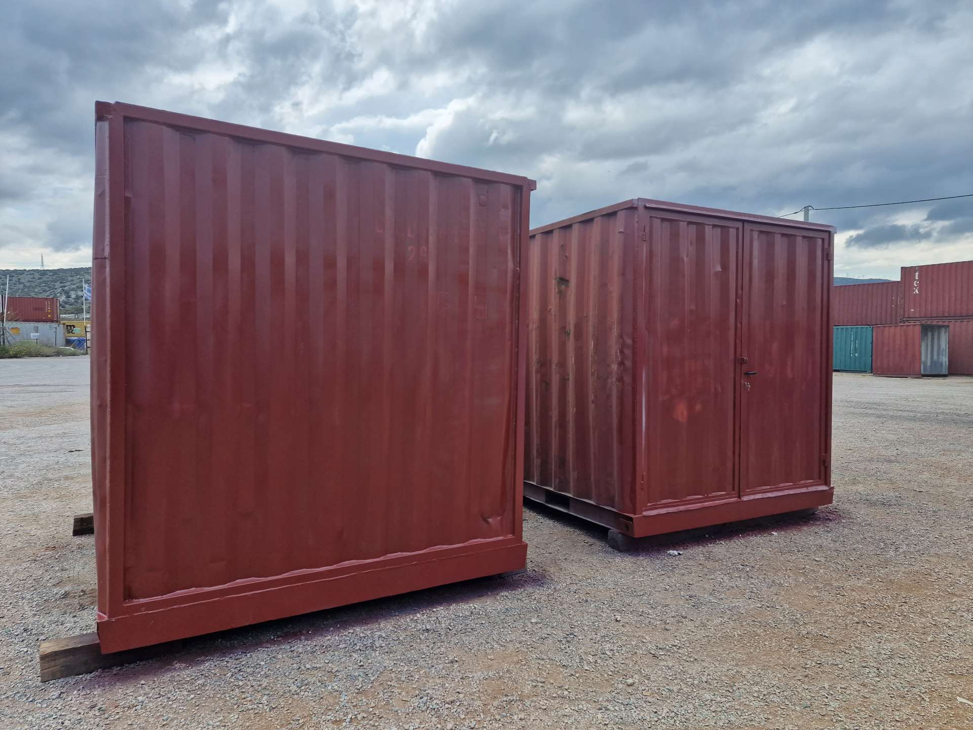 Creating 2 customized storage solutions by cutting 20ft container  to two pieces