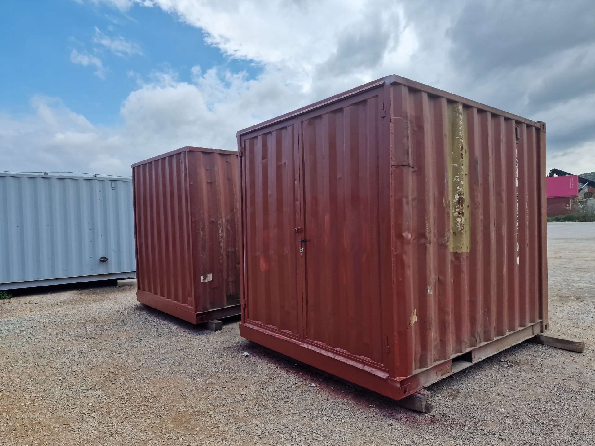 Creating 2 customized storage solutions by cutting 20ft container  to two pieces